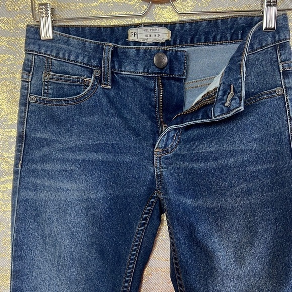 FREE People Dark Blue Wash Busted Knee Mid Rise Skinny Jeans Size W24 - Picture 8 of 16